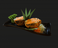 Sushi burger z pieczonym łososiem
